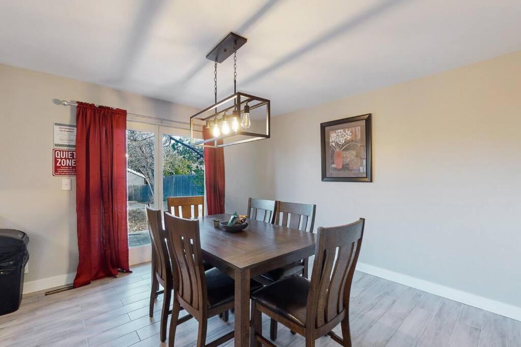 Large Remodeled Home With 5 Bedrooms 4 King Bedセンテニアル エクステリア 写真